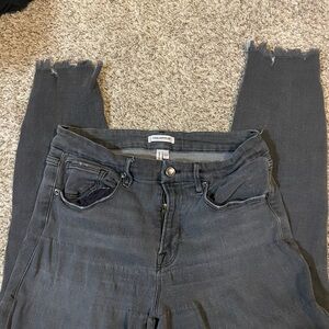 Good American Frayed Hem Ankle Jeans in Charcoal